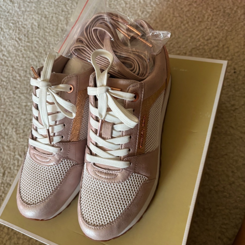 Sneakers - Picture 3 of 4